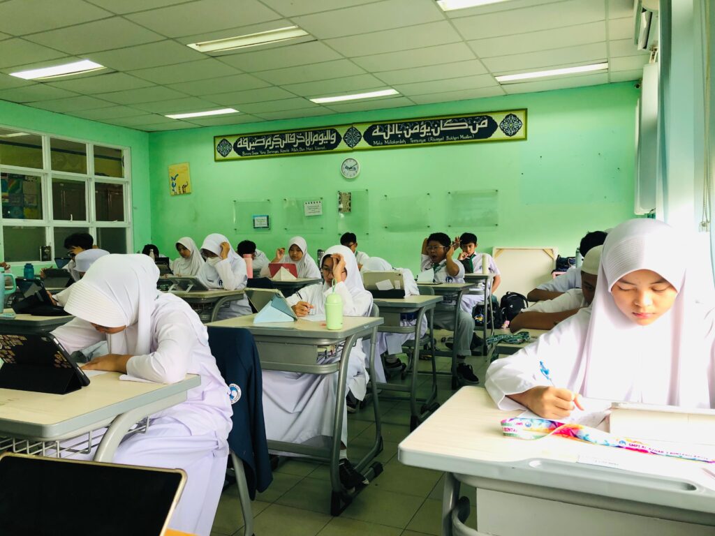 Murid SMP Islam Al Azhar 3 Bintaro mengikuti ASTS 1 dengan serius di dalam kelas