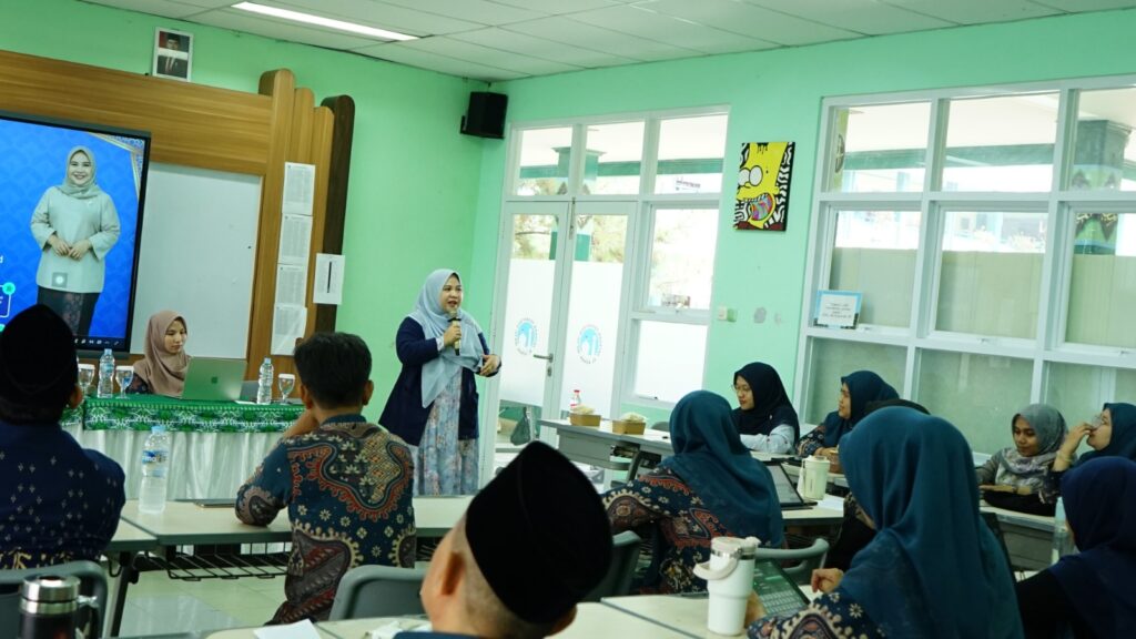 Windi Maratus Sholihah, S.Pd. menyampaikan materi Workshop Sekolah Ramah Anak yang mengangkat tema “Mengenali, Mencegah, & Menangani Bullying di Lingkungan Sekolah”