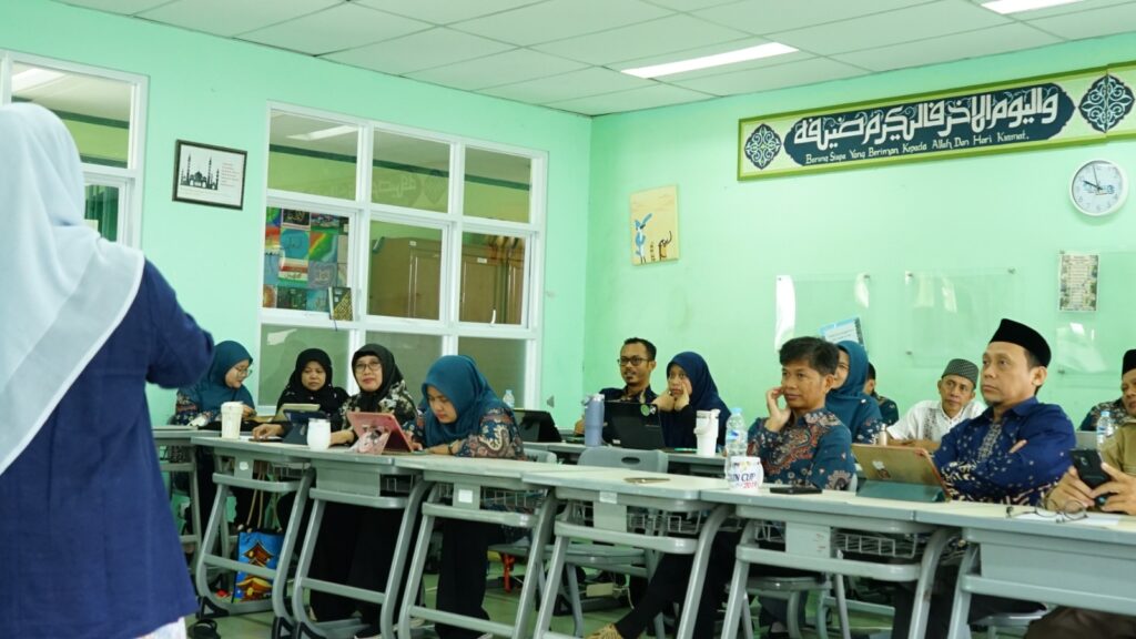 Susana Guru SMP Islam Al Azhar 3 Bintaro mengikuti Windi Maratus Sholihah, S.Pd. menyampaikan materi Workshop Sekolah Ramah Anak yang mengangkat tema “Mengenali, Mencegah, & Menangani Bullying di Lingkungan Sekolah”