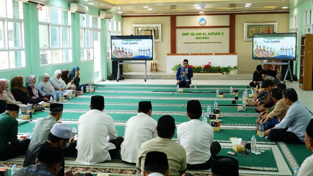 Kajian Keislaman Bersama Ustadz Zahrudin pada acara Lepas Sambut Guru dan Karyawan SMP Islam Al Azhar 3 Bintaro