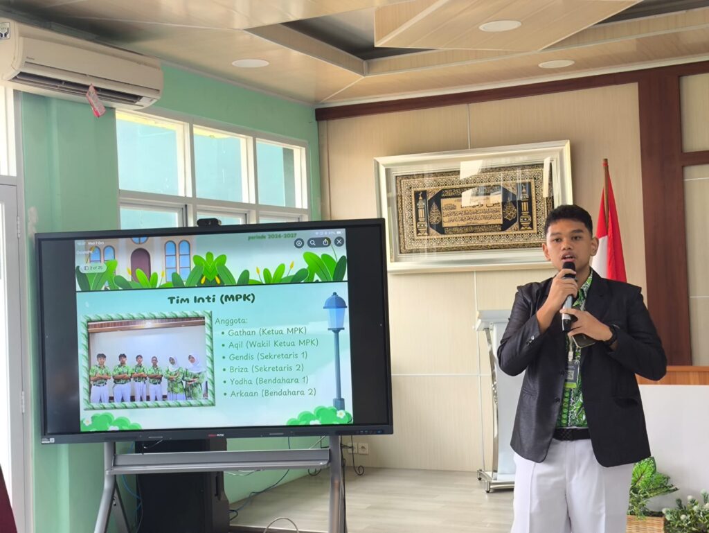 Presentasi Ketua Osis SMPIA 28 Cibinong
