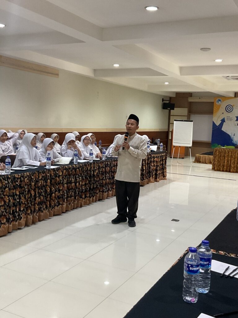 H. Amin Hamidi, M.Pd., Selaku Kepala Sekolah SMP Islam Al Azhar 3 Bintaro meberikan materi pelatihan kepada OSIS SMP Islam Al Azhar 3 Bintaro